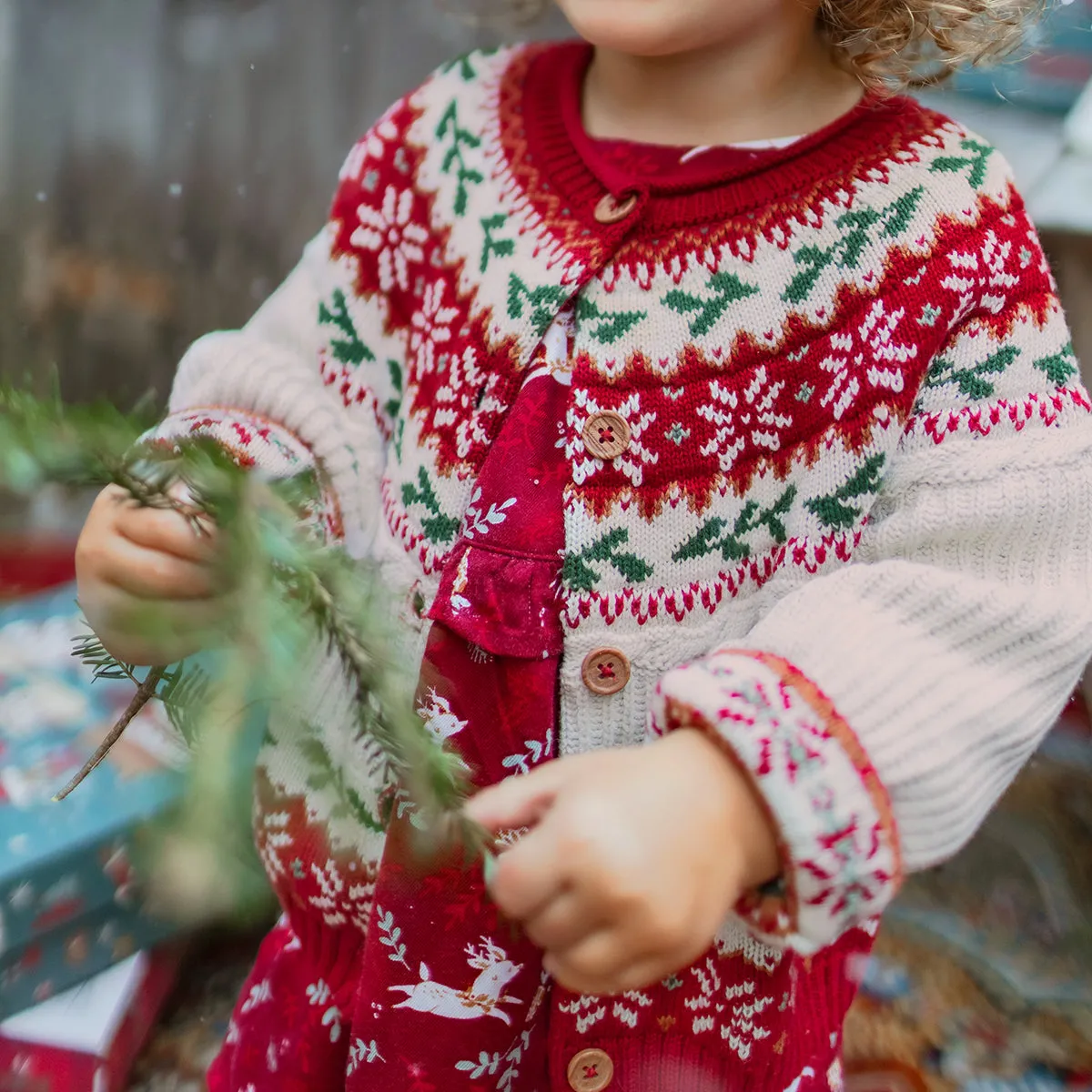 Cardigan en tricot crème et rouge à motifs des fêtes, bébé || Cream and red knit cardigan with holiday all over print, baby