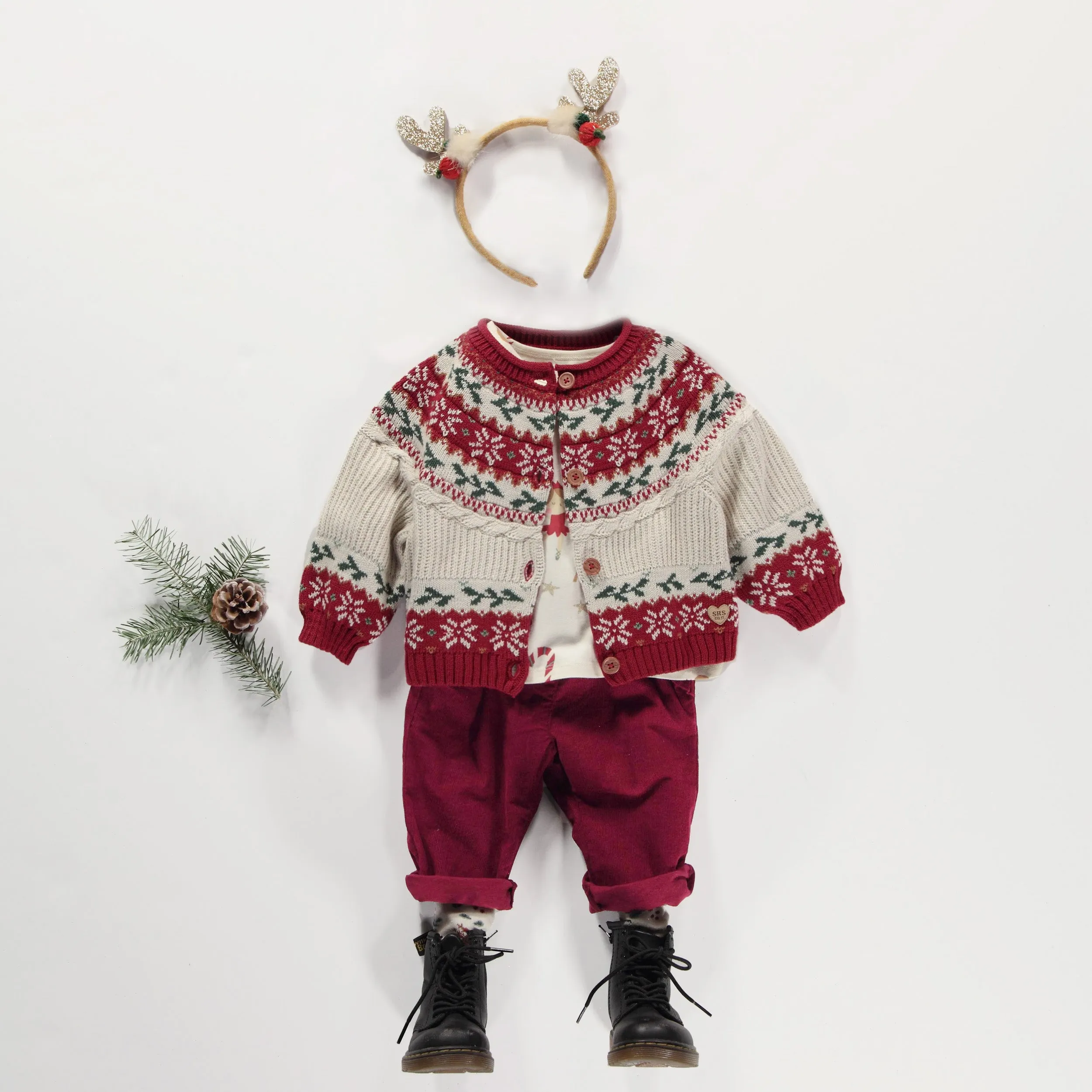Cardigan en tricot crème et rouge à motifs des fêtes, bébé || Cream and red knit cardigan with holiday all over print, baby