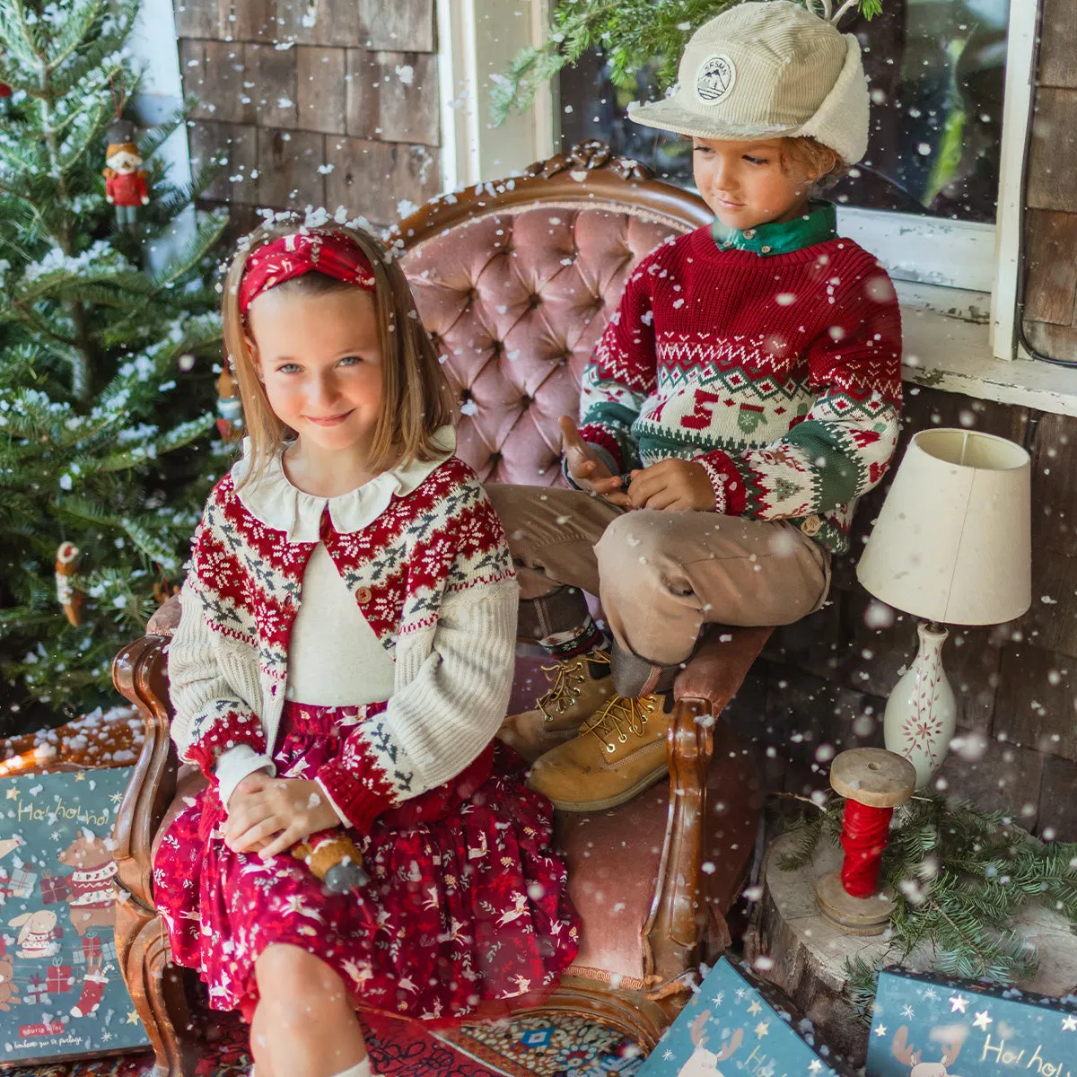 Cardigan en tricot crème et rouge à motifs des fêtes, enfant || Cream and red knit cardigan with holiday all over print, child