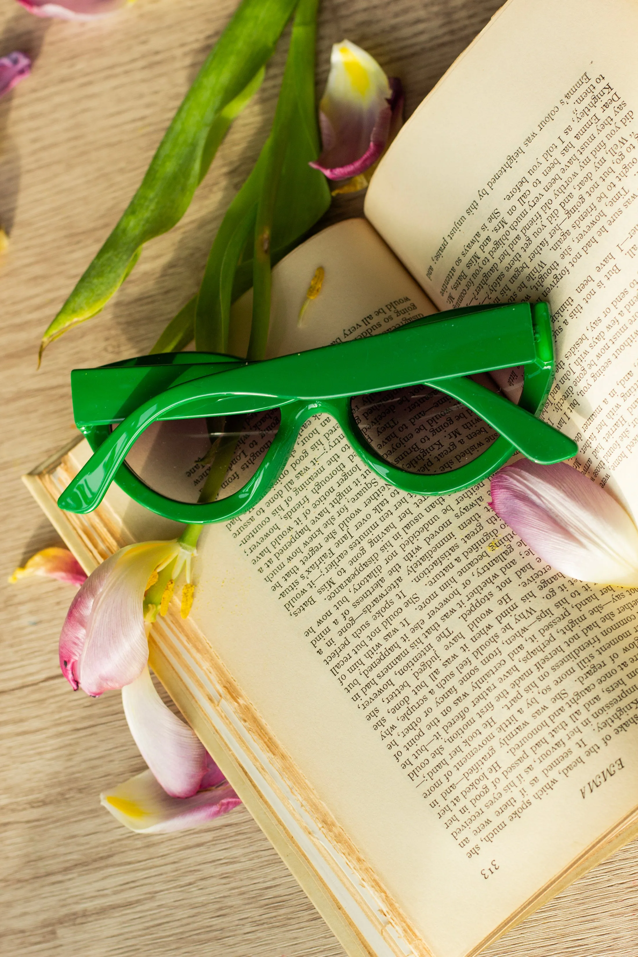 Diagonal Cut Cat Eye Oval Sunglasses
