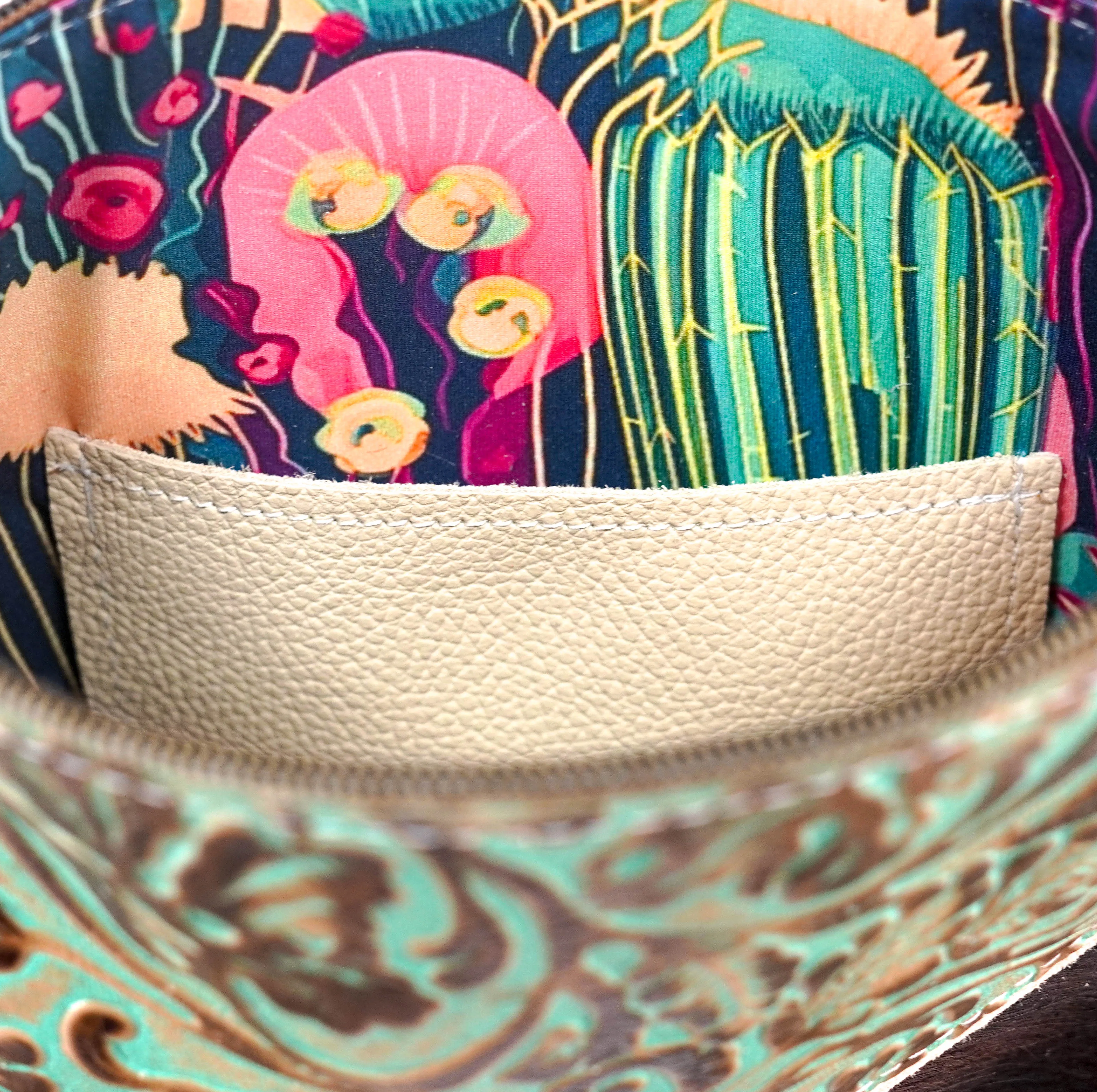 Shania - Tricolor w/ Turquoise tool