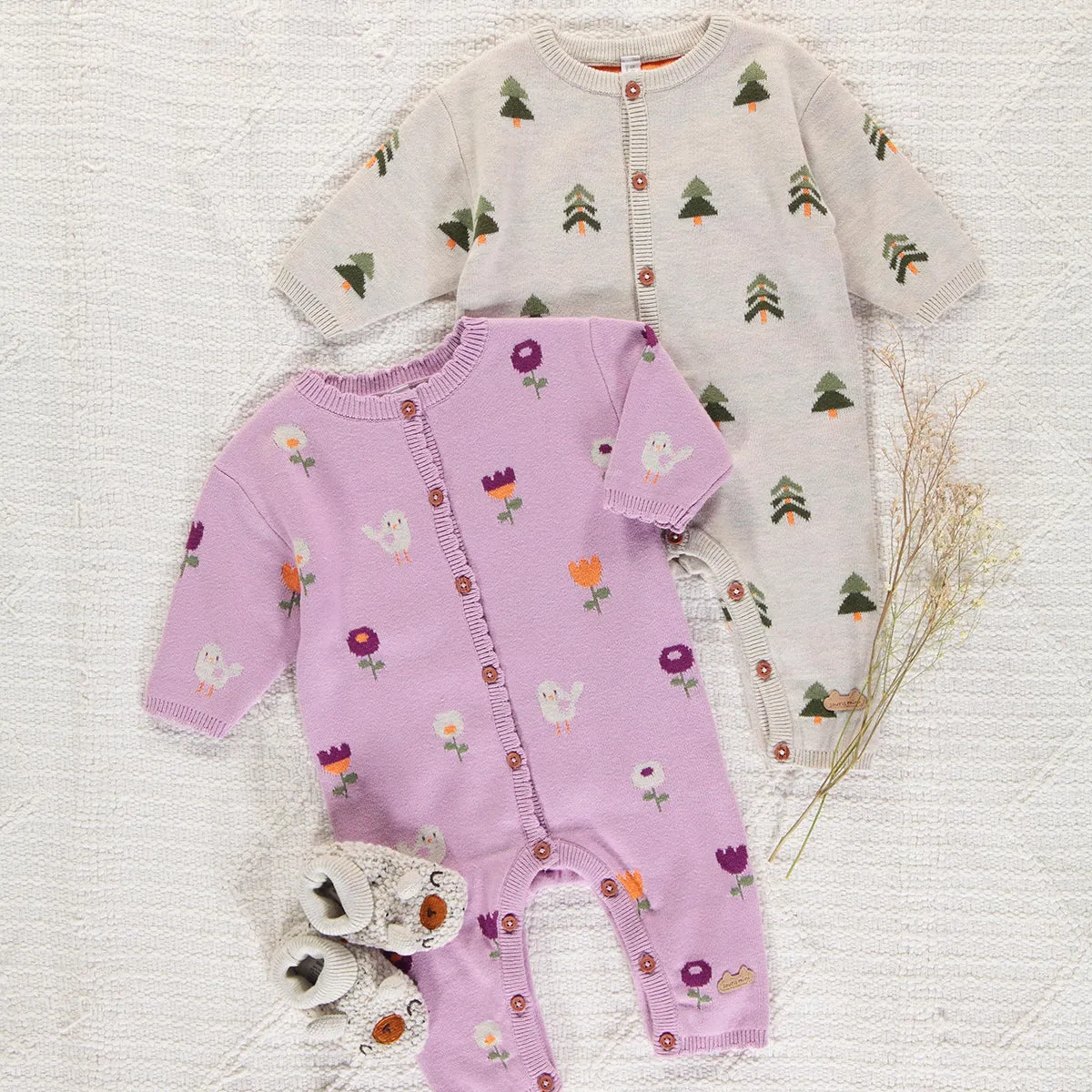 Une pièce beige à motifs jacquard en tricot, naissance || Beige one-piece with jacquard all over print in knit, newborn