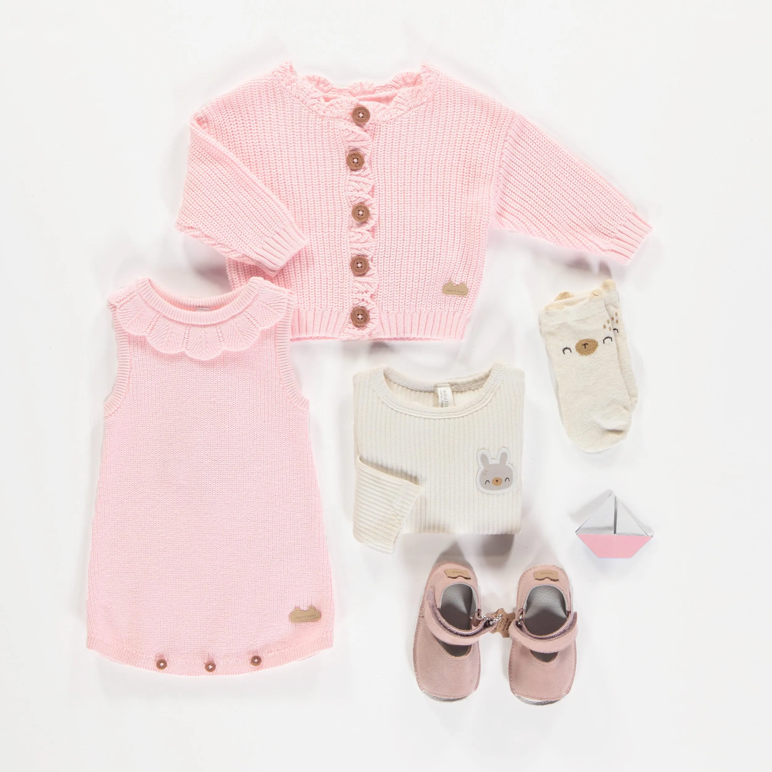 Une pièce de maille côtelé à bretelles larges avec col en crochet rose, naissance || Ribbed knit one piece with wide straps and pink crochet collar, newborn