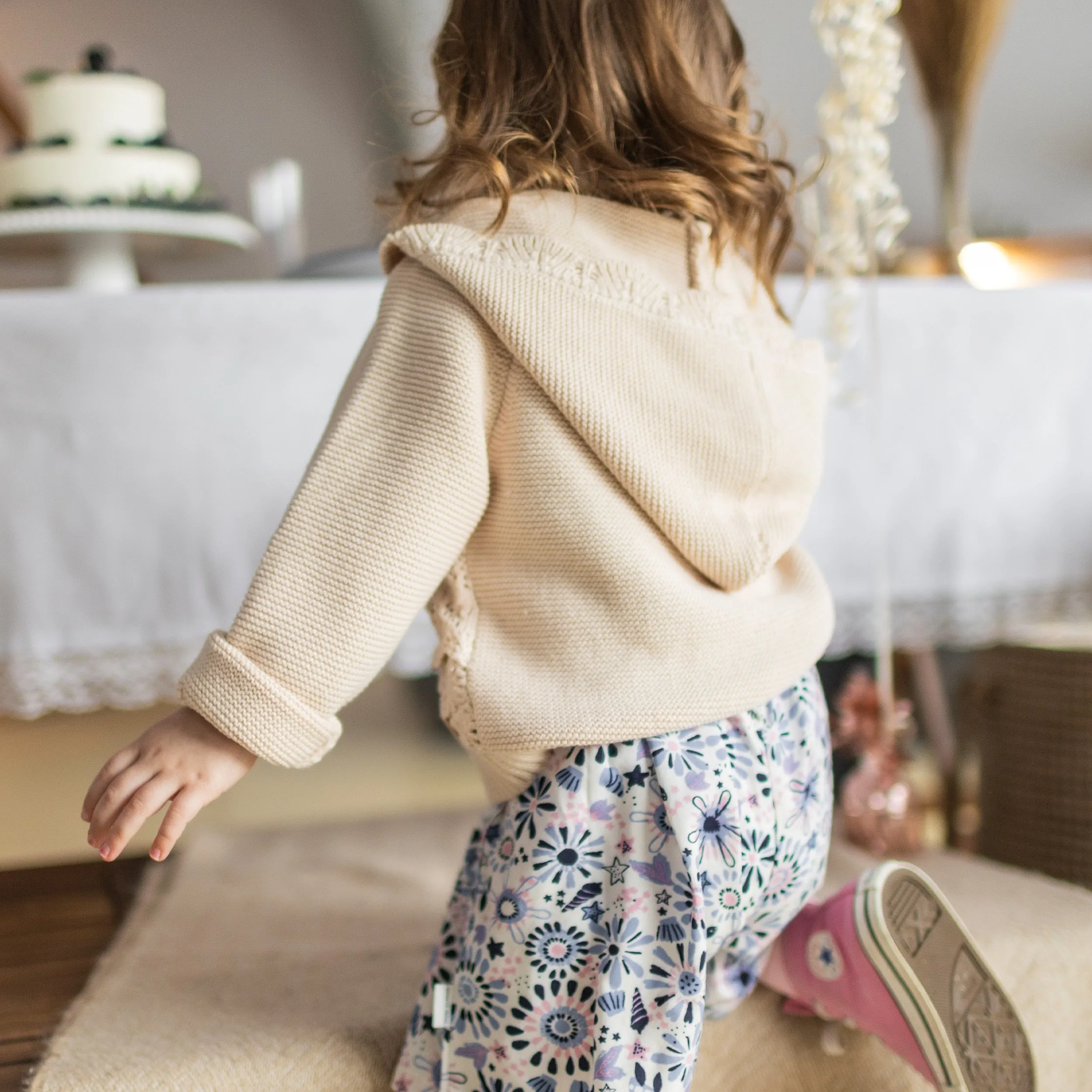 Veste de maille à manches longues crème à capuchon, bébé || Cream long sleeves knit vest with hood, baby